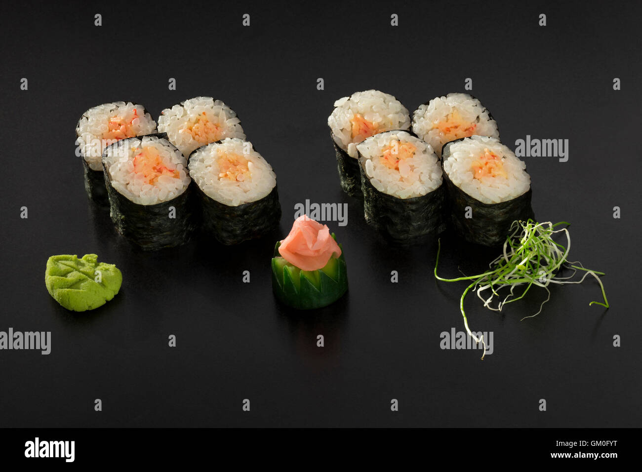 Rouleaux de sushi hosomaki décorées avec des algues et wasabi Banque D'Images