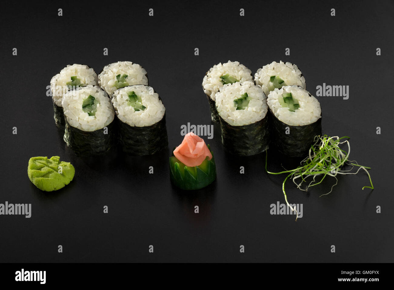 Rouleaux de sushi hosomaki avec concombres décorée de salade d'algues et wasabi Banque D'Images