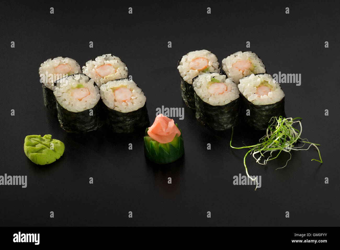 Rouleaux de sushi japonais décoré de wasabi et les algues Banque D'Images