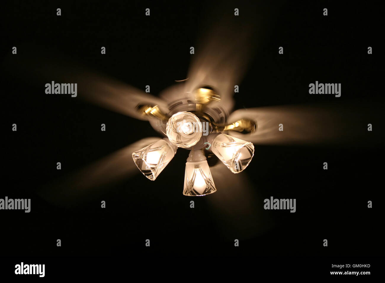 Un ventilateur de plafond dans une maison Banque D'Images