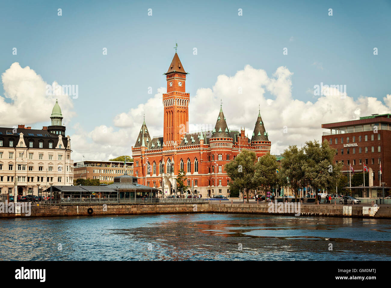 Le centre d'Helsingborg, Suède, montrant l'hôtel de ville et front de mer. Banque D'Images