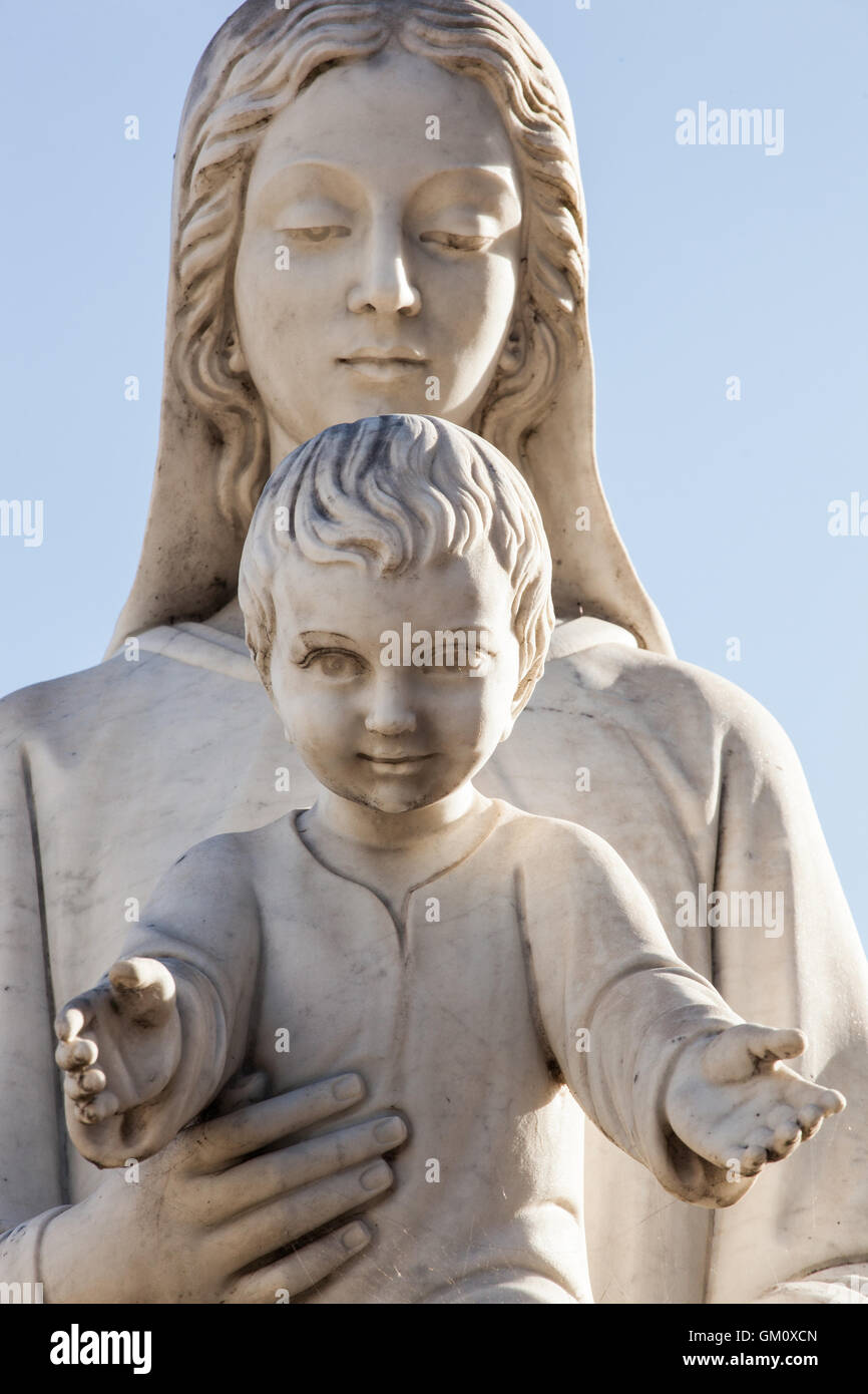 Statue de sainte Vierge Marie mère de l'enfant Jésus sur le ciel bleu. Banque D'Images