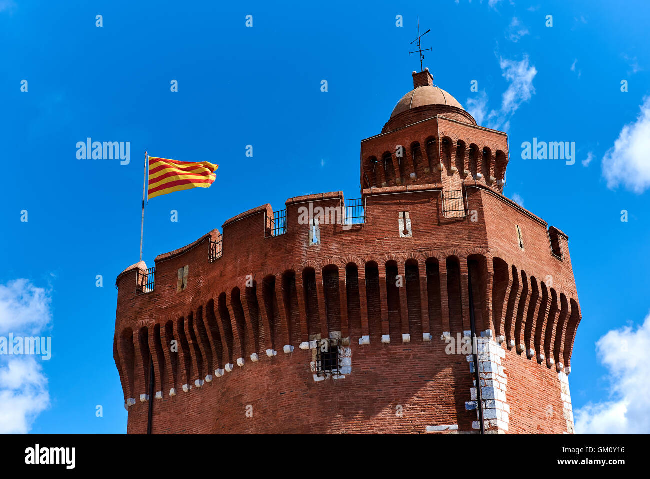 Le Castillet contre le ciel bleu, est une petite forteresse construite au 14ème siècle. Perpignan, France Banque D'Images Le Castillet contre le ciel bleu, est une petite forteresse construite au 14ème siècle. Perpignan, France Banque D'Images