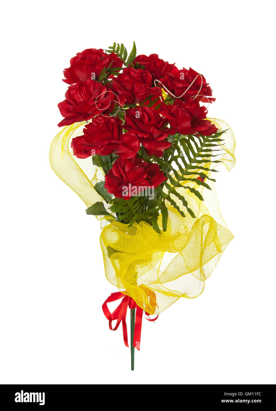 Bouquet de roses rouges artificielles faites de fibre synthétique sur fond blanc. Banque D'Images