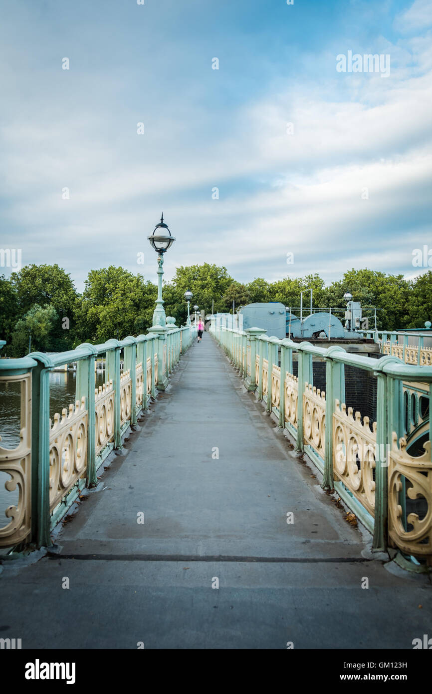 Blocage de Richmond et la passerelle est un pont piétonnier et de blocage sur la Tamise à Londres, Royaume-Uni Banque D'Images