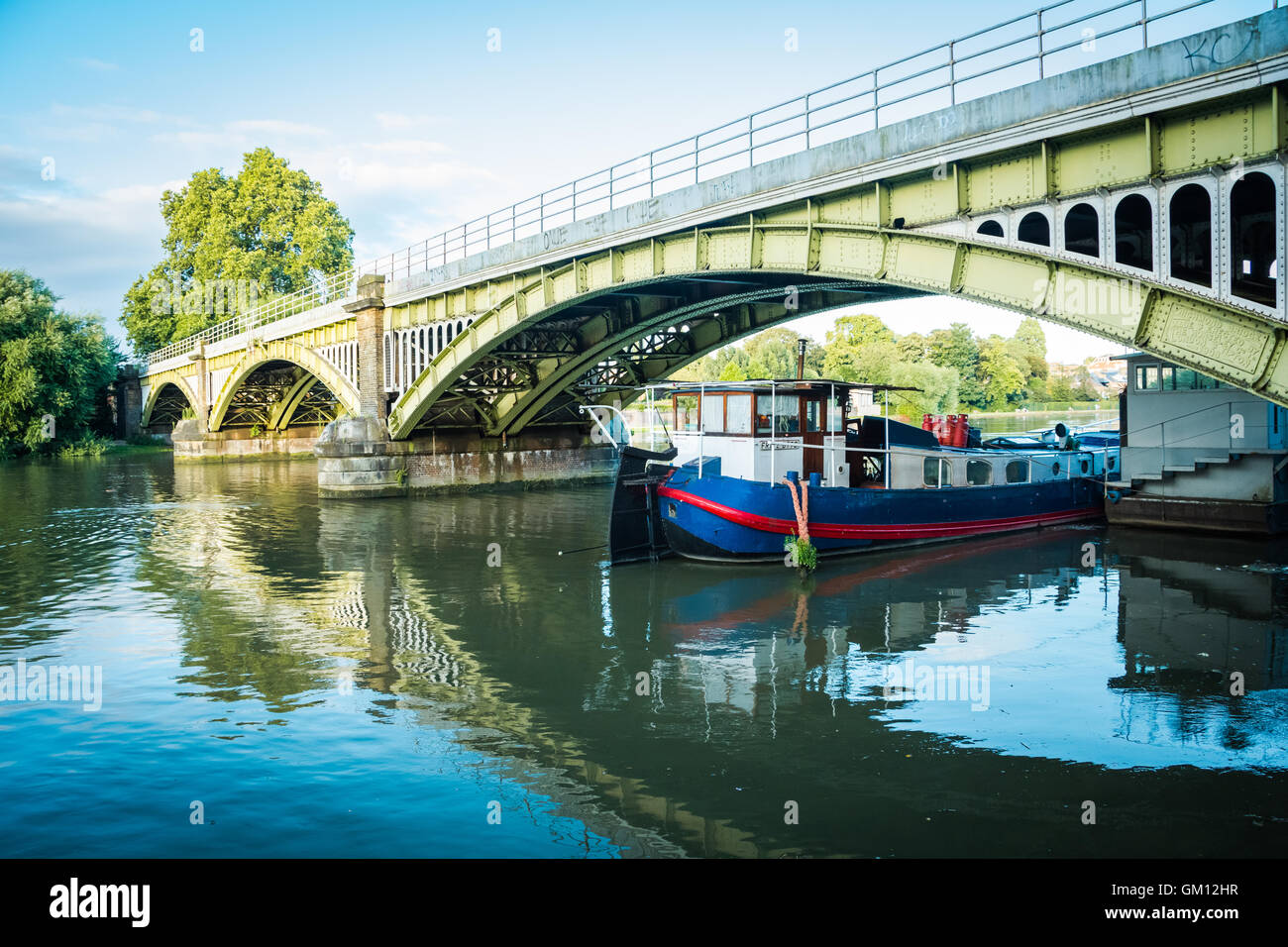 Pont ferroviaire de Richmond traversant la Tamise sur une calme soirée d'été à Londres, Royaume-Uni Banque D'Images