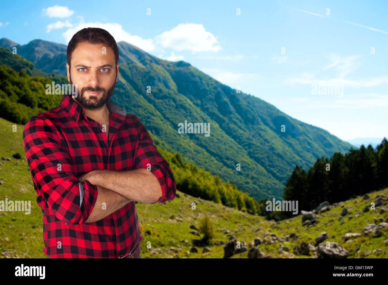Portrait de l'homme montagne avec chemise à carreaux dans une vallée de haute montagne. Banque D'Images