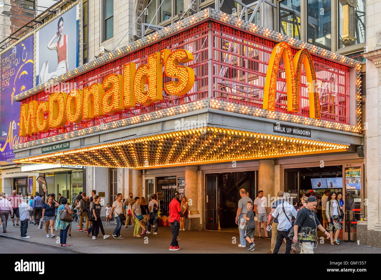 New York, États-Unis. Août 23, 2016. McDonald's rappelle 29 millions de bandes de forme physique qui ont été distribués dans les Happy Meals car ils peuvent provoquer une irritation de la peau ou des brûlures chez les enfants. Crédit : Erik McGregor/Pacific Press/Alamy Live News Banque D'Images