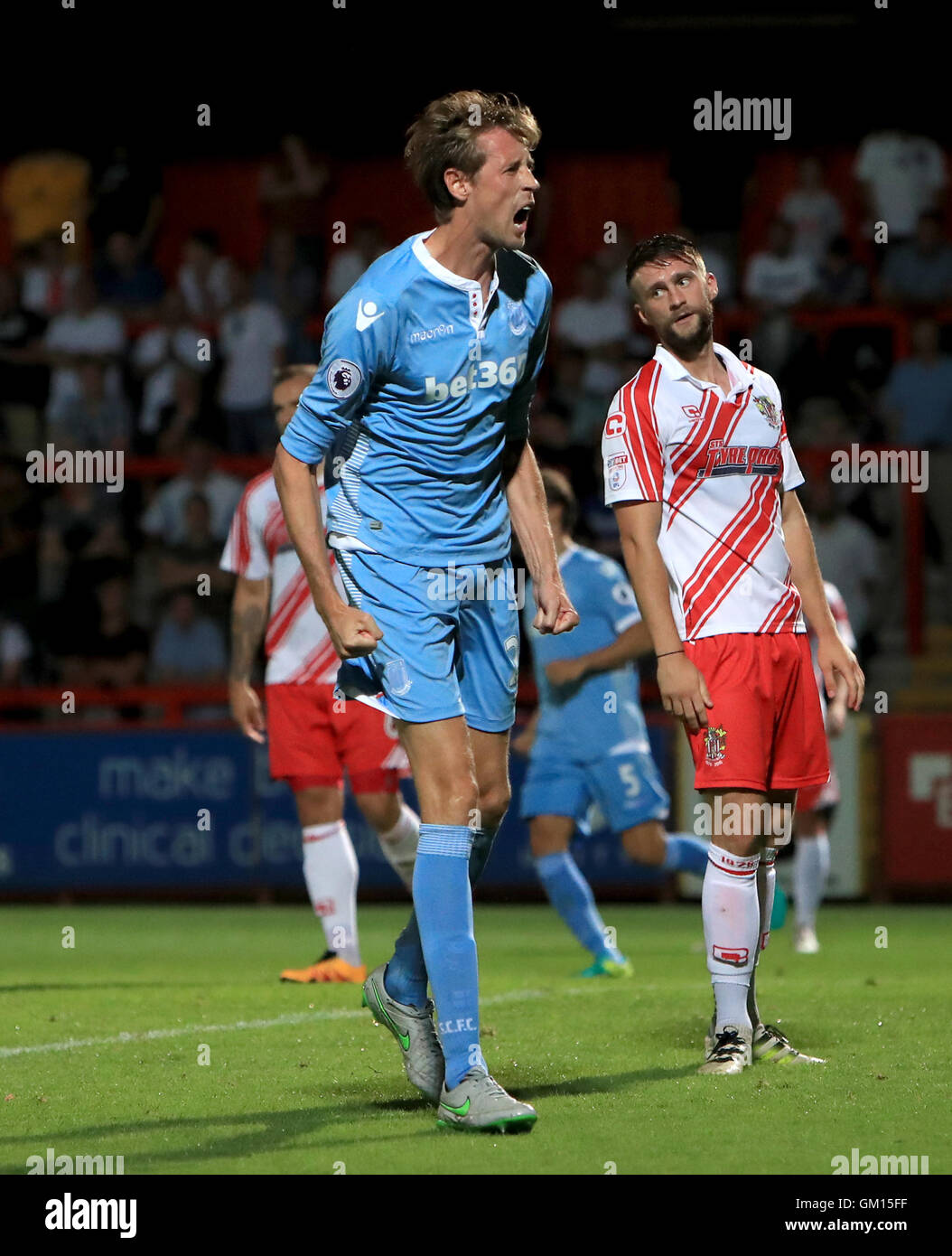 Stoke City's Peter Crouch célèbre marquant son troisième but de côtés du jeu pendant l'EFL Cup, Deuxième tour au stade Lamex, Stevenage. Banque D'Images