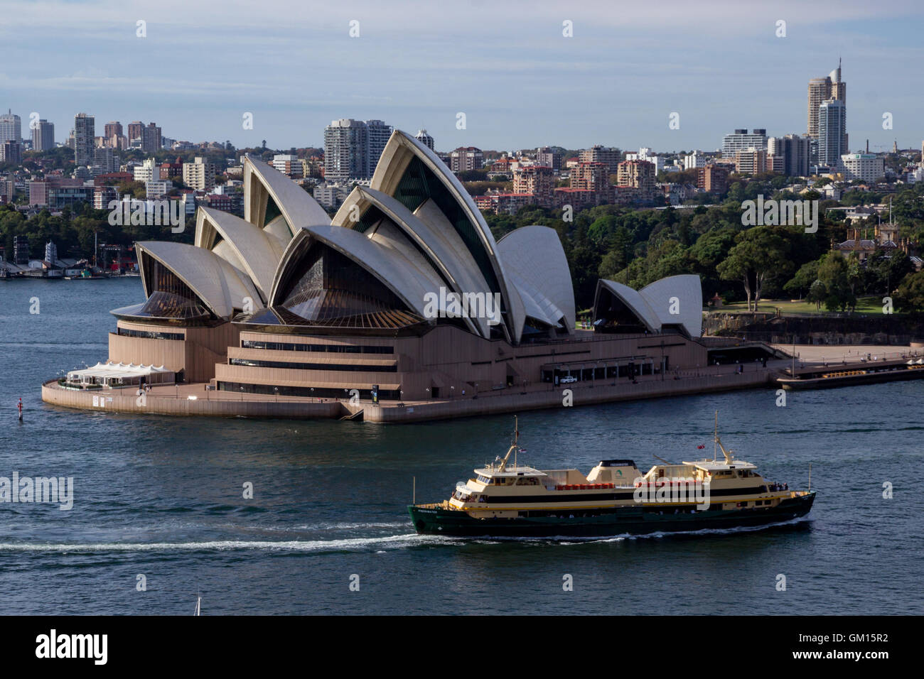 Voile passe par l'Opéra de Sydney Banque D'Images