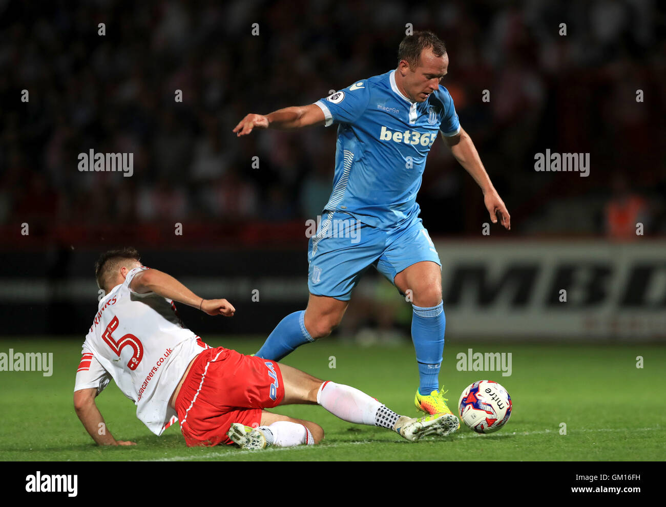 Stoke City's Charlie Adam (à droite) et du Fraser, Stevenage Franks bataille pour la balle au cours de l'EFL Cup, Deuxième tour au stade Lamex, Stevenage. Banque D'Images