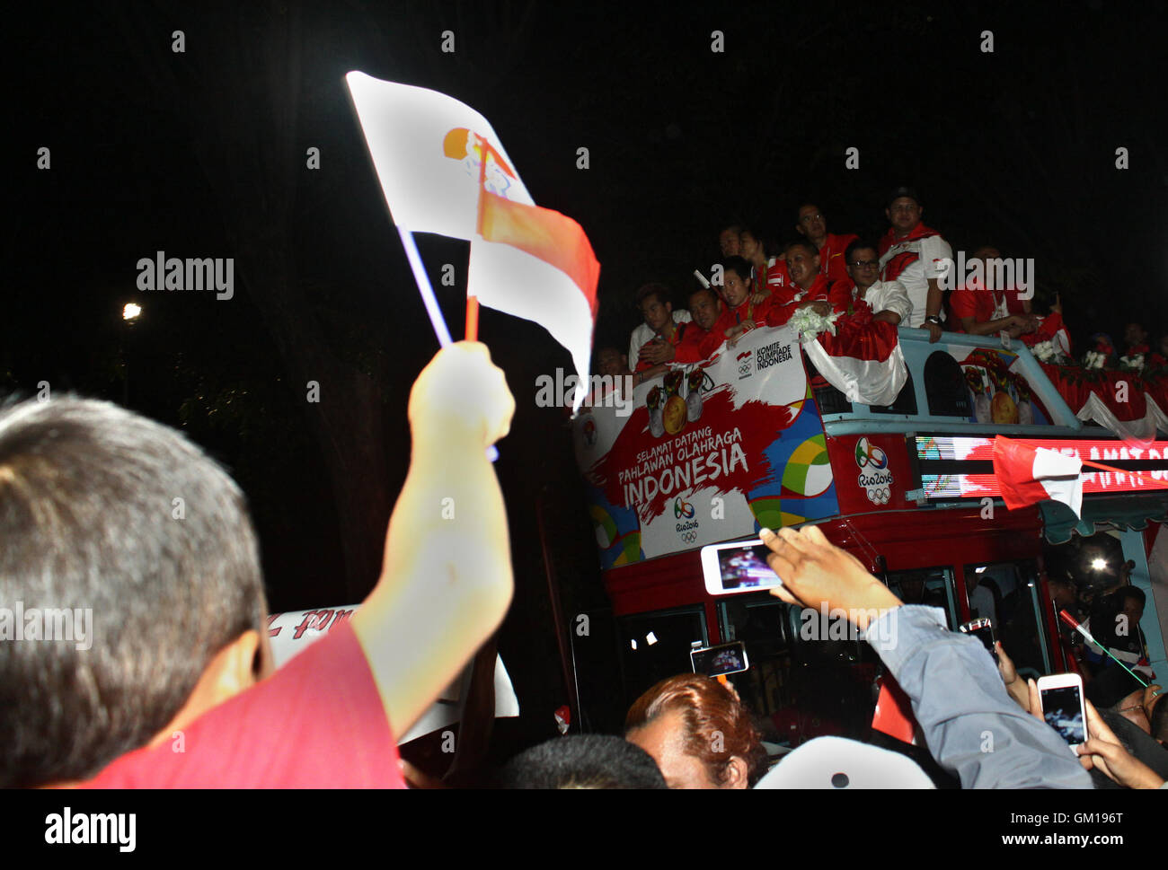 Les Joueurs De Badminton Indonesien Tantowi Ahmad 2 L Et Liliyana Natsir 2 R Vague De Peuples Autochtones Du Haut Du Bus Comme Ils Defilent Dans Senayan Jakarta L Indonesie A Remporte Trois Medailles Aux Les Joueurs De Badminton Indonesien Tantowi Ahmad 2 L Et Liliyana Natsir 2 R Vague De Peuples Autochtones Du Haut Du Bus Comme Ils Defilent Dans Senayan Jakarta L Indonesie A Remporte Trois Medailles Aux