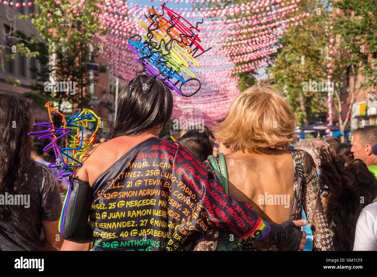 Montréal, CA - 14 août 2016 : vue arrière de deux drag-queens balade dans le Village gai de Montréal après Pride Parade. Banque D'Images