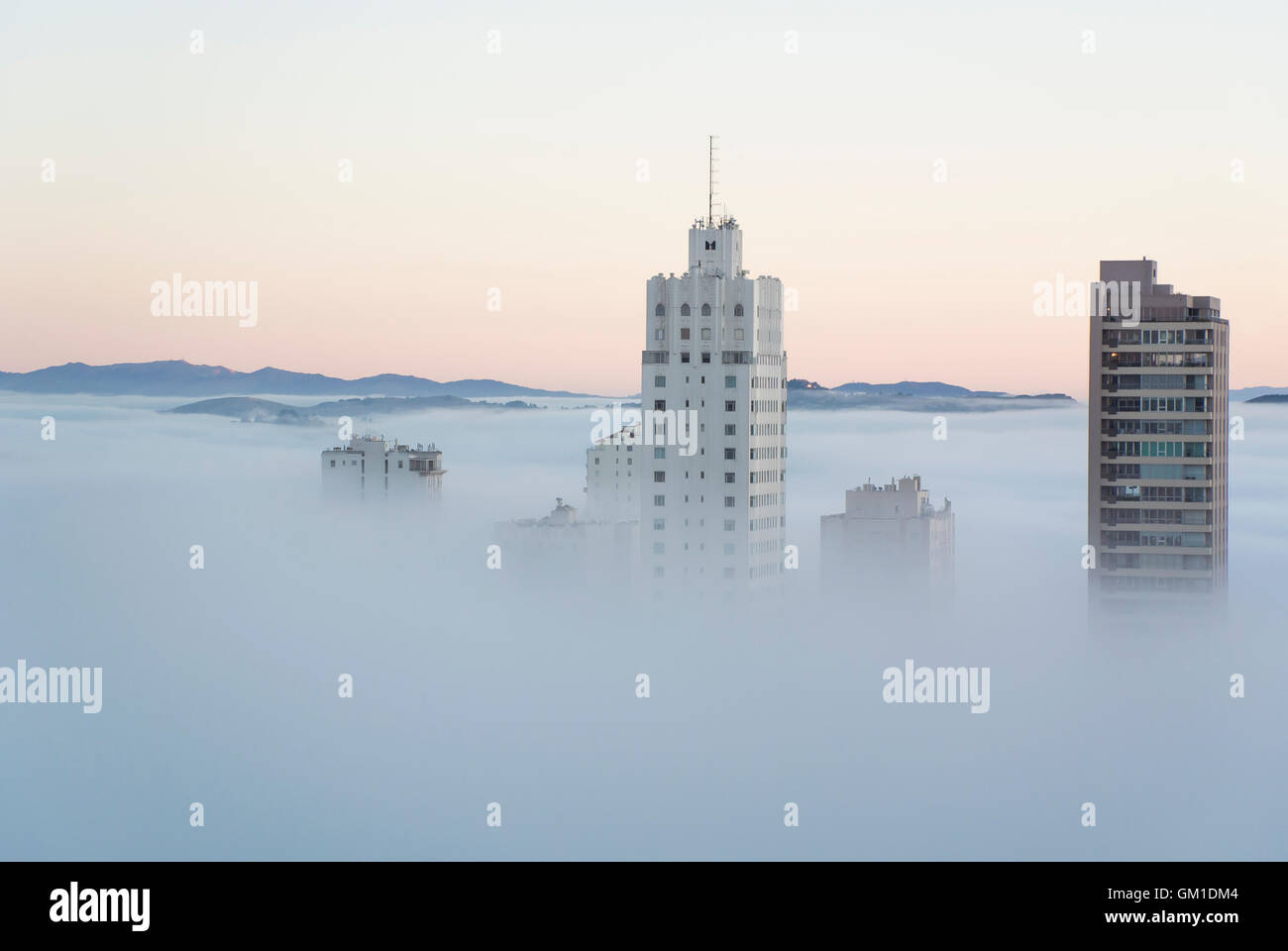 San Francisco Skyline encastrés dans le brouillard Banque D'Images