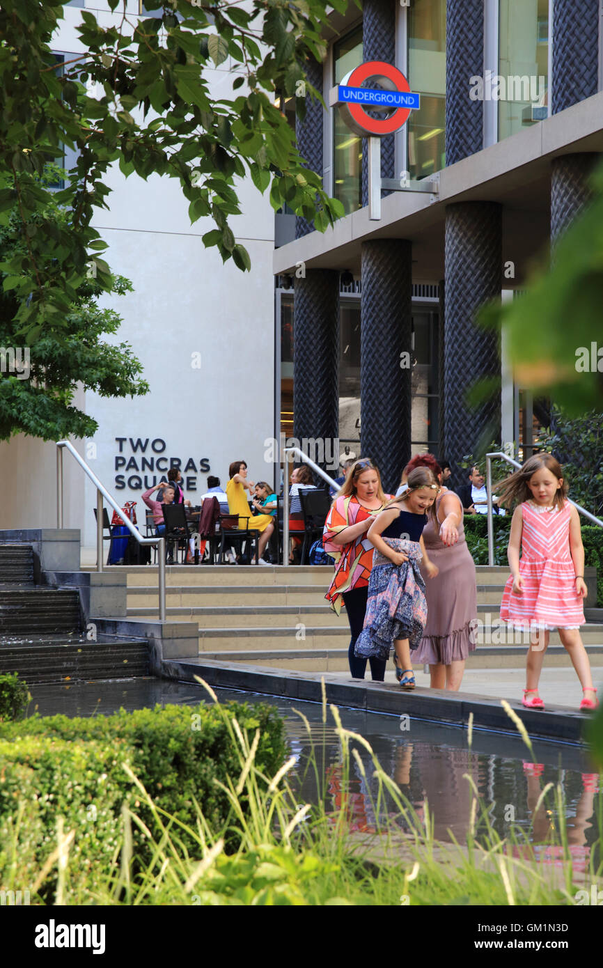 En été, à la place de régénéré Pancras Kings Cross, dans le nord de Londres, Angleterre, RU Banque D'Images
