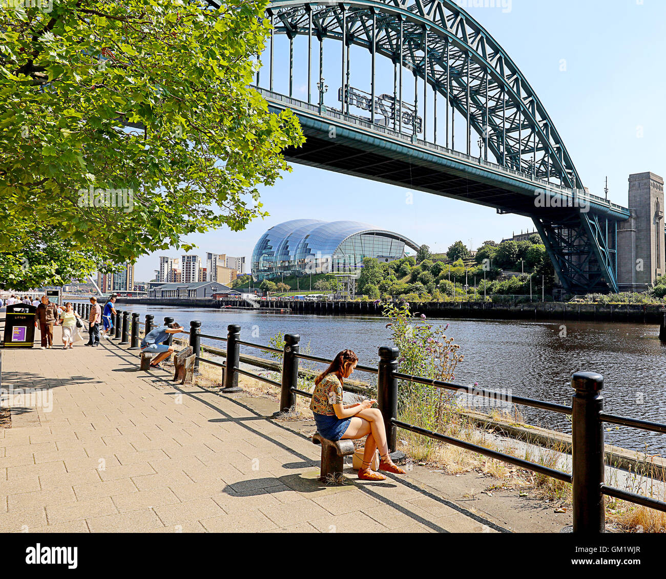 Les gens se détendre à la Tyne.Newcastle. UK Banque D'Images