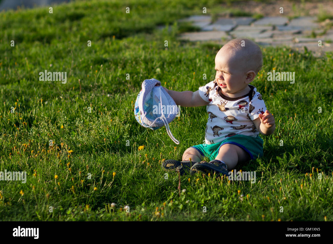 Mignon Bebe Garcon Jouant Et Riant Dans Le Parc L Ete Est Beaucoup De Verdure Autour D Une Des Choses Interessantes Pour Les Miettes Enfant 1 Ans Photo Stock Alamy