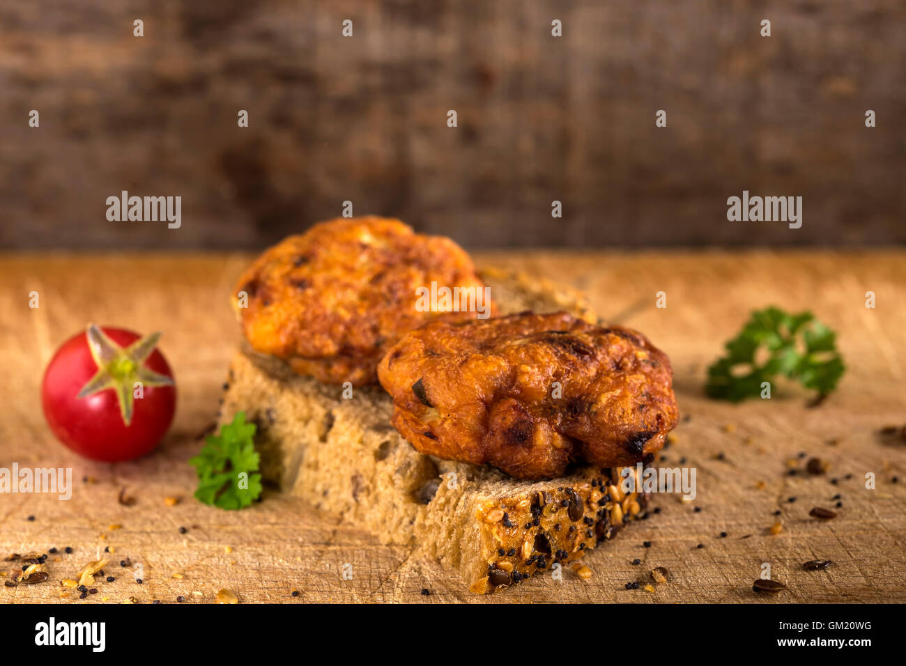 Sandwich aux boulettes de poulet frais à la tomate et fines herbes Banque D'Images