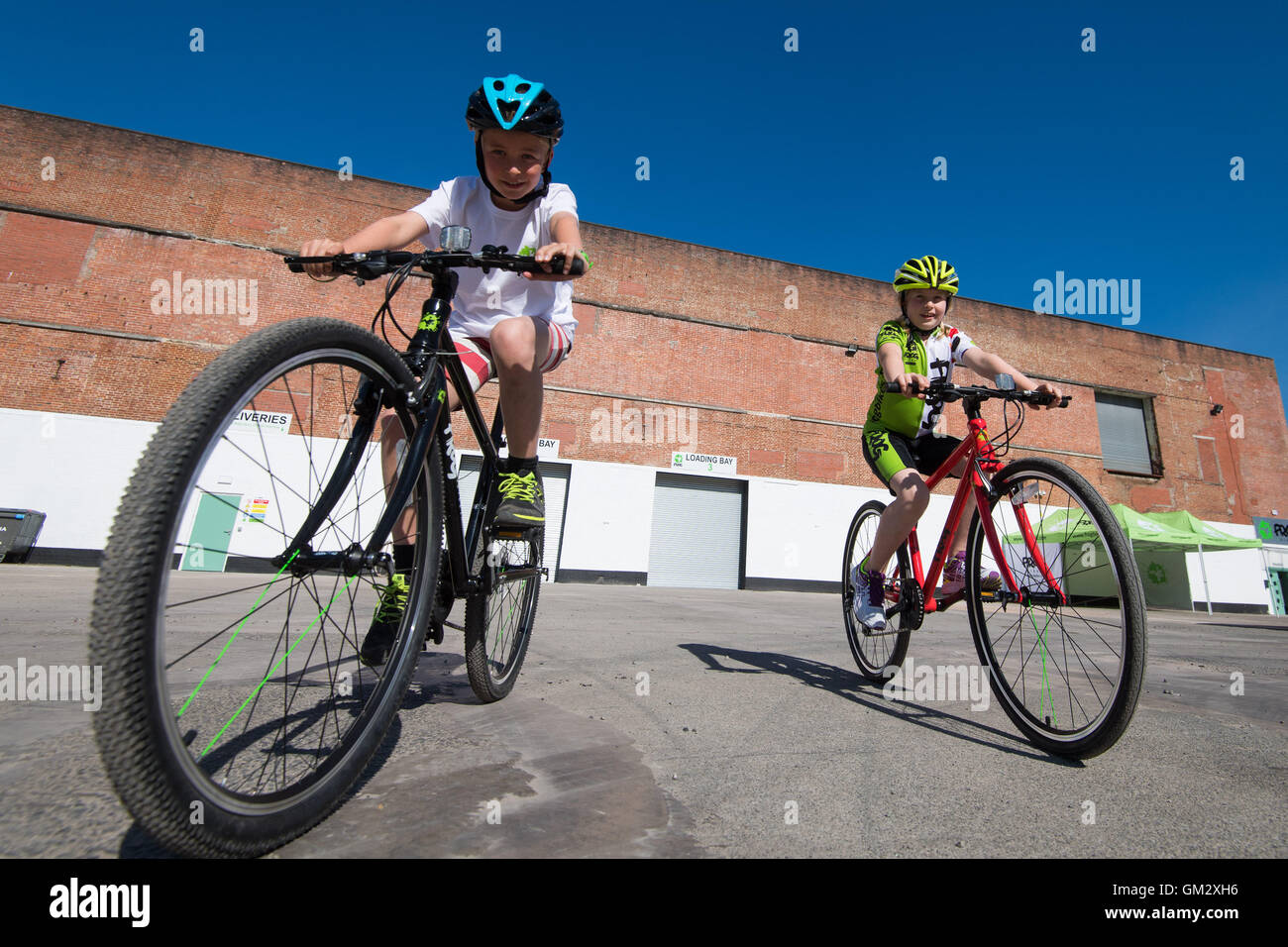 Équitation enfants Grenouille Grenouille des bicyclettes à l'usine de vélos à Usk le jour de leur ouverture officielle - 15 août 2016 Banque D'Images