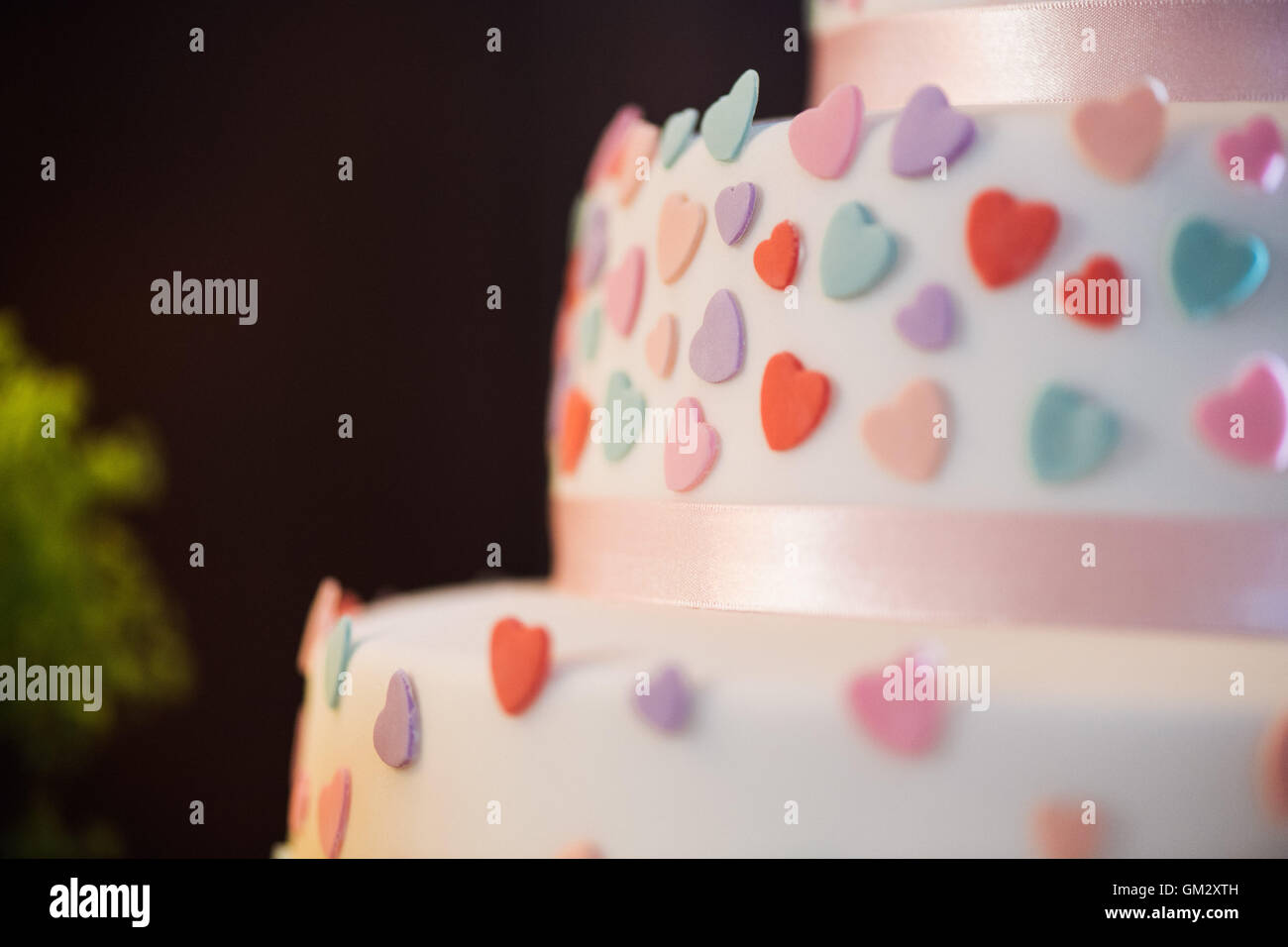 Close up love heart détails sur un gâteau de mariage au cours d'une réception de mariage Banque D'Images