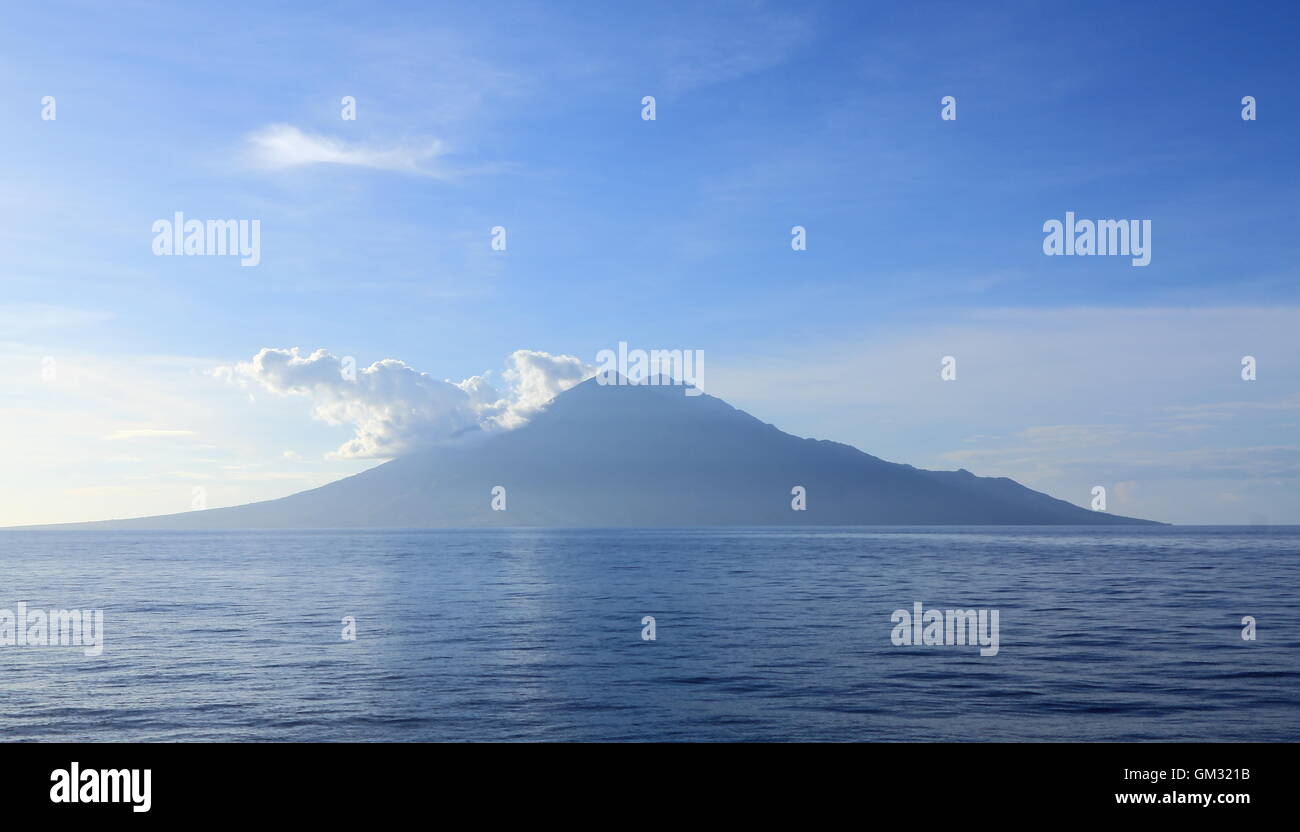 La montagne volcanique dans l'île de Sumbawa en Indonésie Banque D'Images