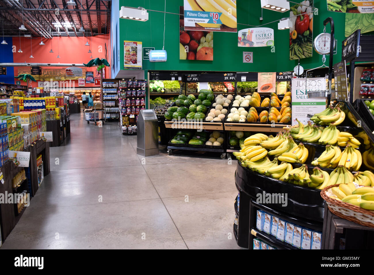 L'épicerie Superama s'appelle maintenant Walmart Express à Acapulco, au Mexique.On peut commander en ligne et faire livrer les choses. Banque D'Images