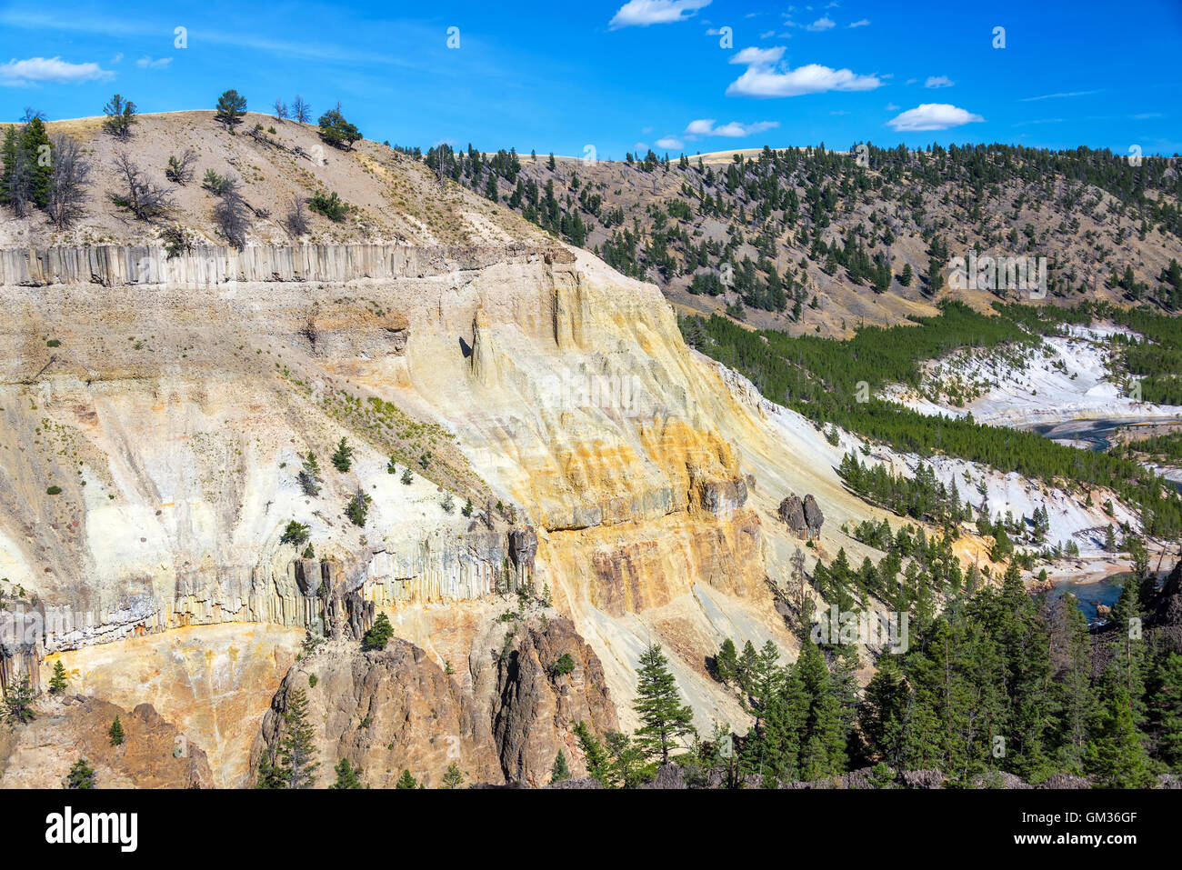 Vue d'une falaise avec le jaune de la rivière Yellowstone passer en dessous dans le Parc National de Yellowstone Banque D'Images
