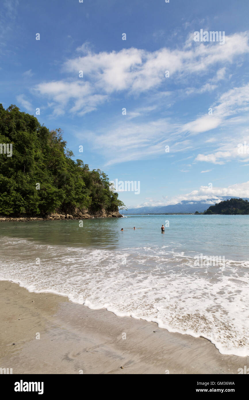 La natation de personnes sur la plage de Biesanz Playa, la côte du Pacifique, le Costa Rica Amérique Centrale Banque D'Images