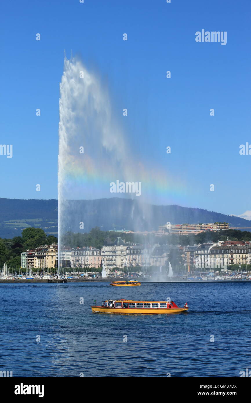 Fontaine à eau et 'mouette' bateaux sur le lac de Genève, Genève, Suisse Banque D'Images