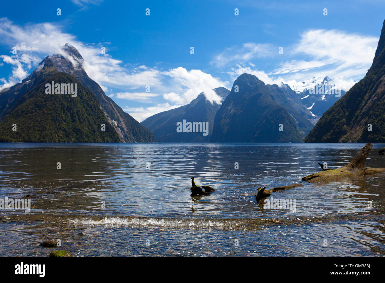 Milford Sound et la Mitre Peak dans Fjordland NP NZ Banque D'Images Milford Sound et la Mitre Peak dans Fjordland NP NZ Banque D'Images