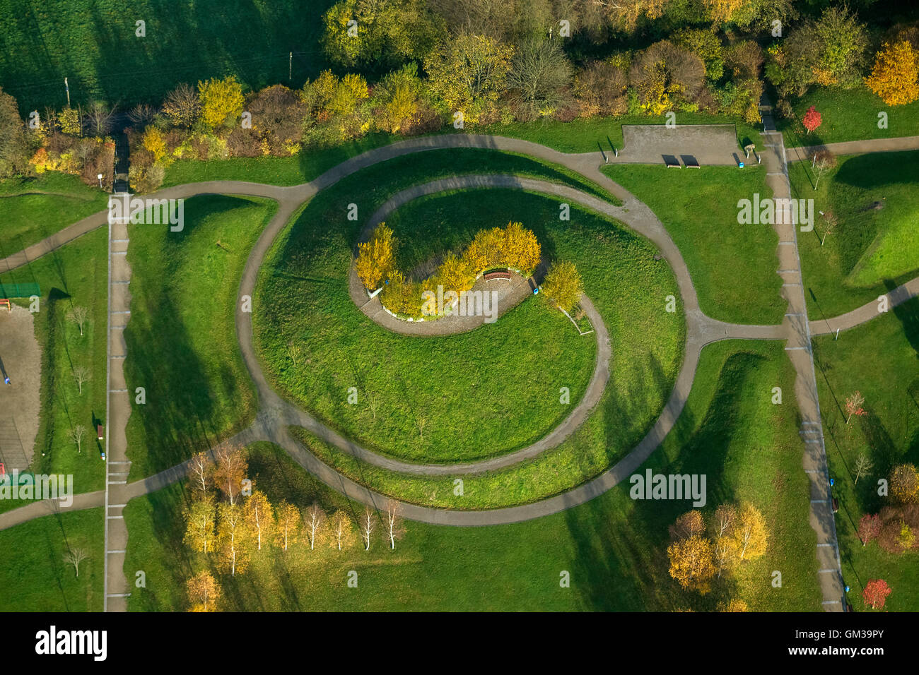 Photo aérienne, parc sur les hauteurs Dilldorfer Essen-Kupferdreh, hill avec Ying-Yang symbole, photo aérienne de Essen, Ruhr, Banque D'Images