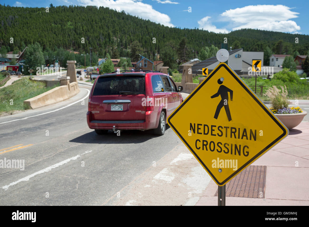 Nederland, Colorado - un passage pour piétons signer dans une ville de montagne du Colorado. Banque D'Images