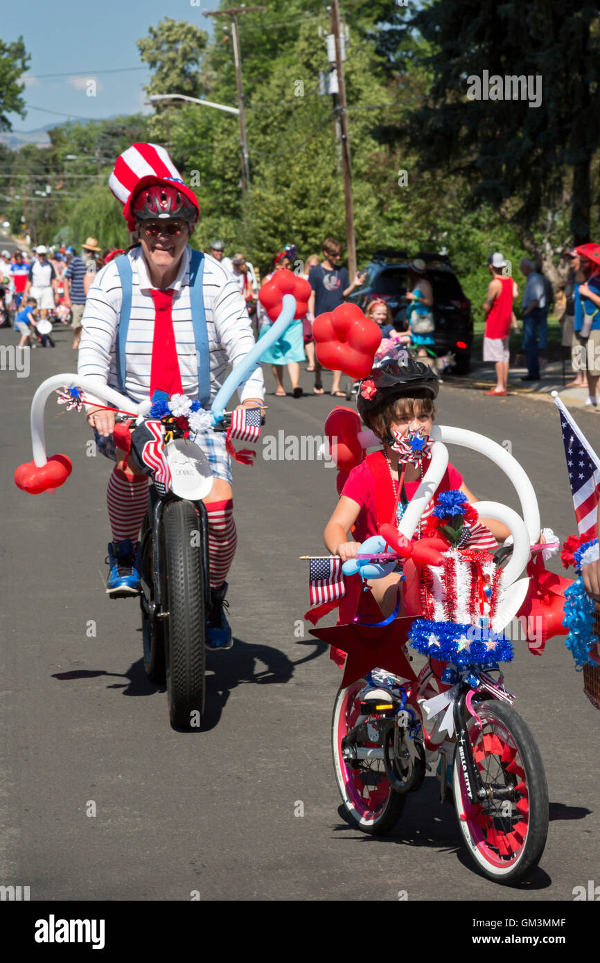 Aspen, Colorado - Les résidants s'habiller en rouge, blanc et bleu pour un défilé le 4 juillet. Banque D'Images