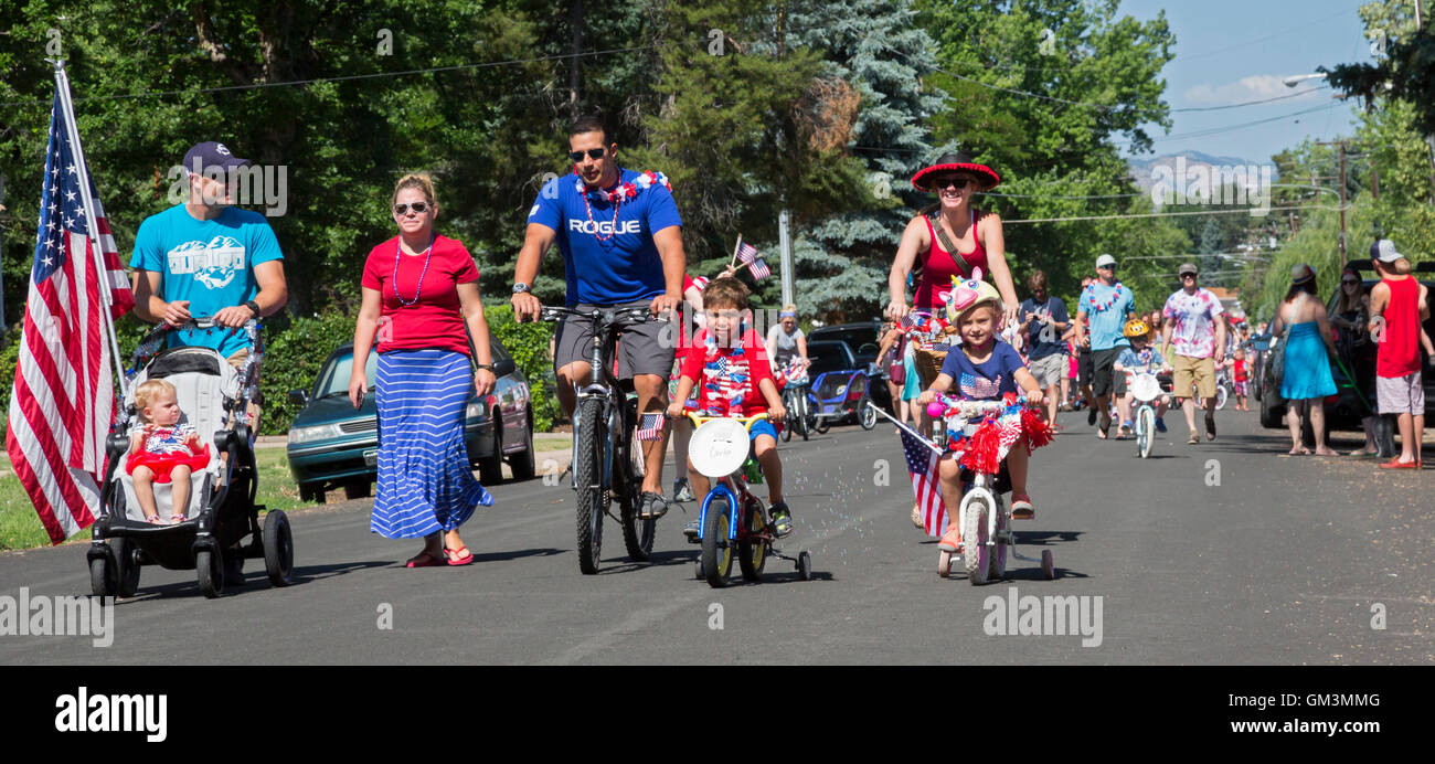 Aspen, Colorado - Les résidants s'habiller en rouge, blanc et bleu pour un défilé le 4 juillet. Banque D'Images