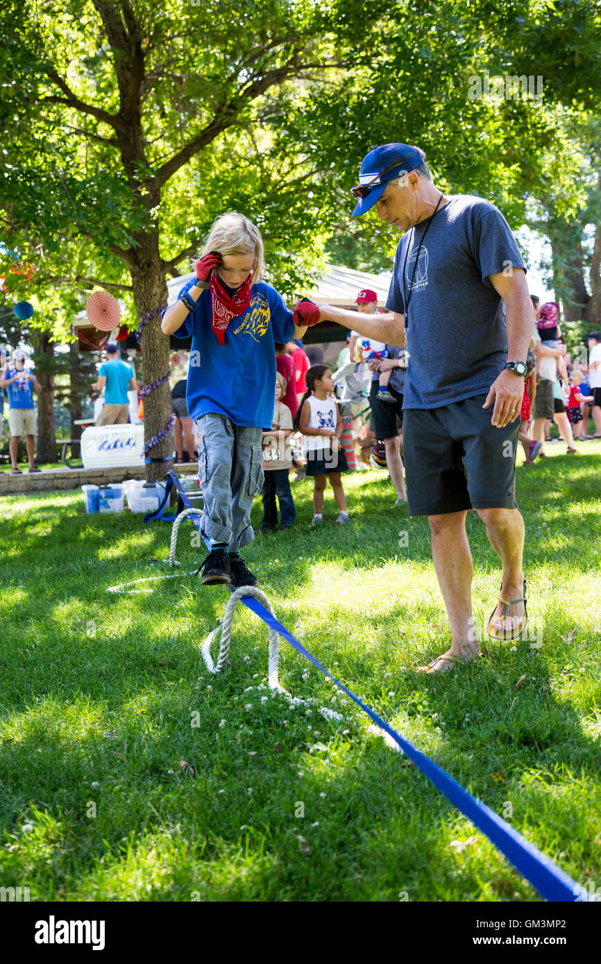 Aspen, Colorado - un enfant marche sur une slackline lors d'un pique-nique et défilé le 4 juillet dans la banlieue de Denver. Banque D'Images
