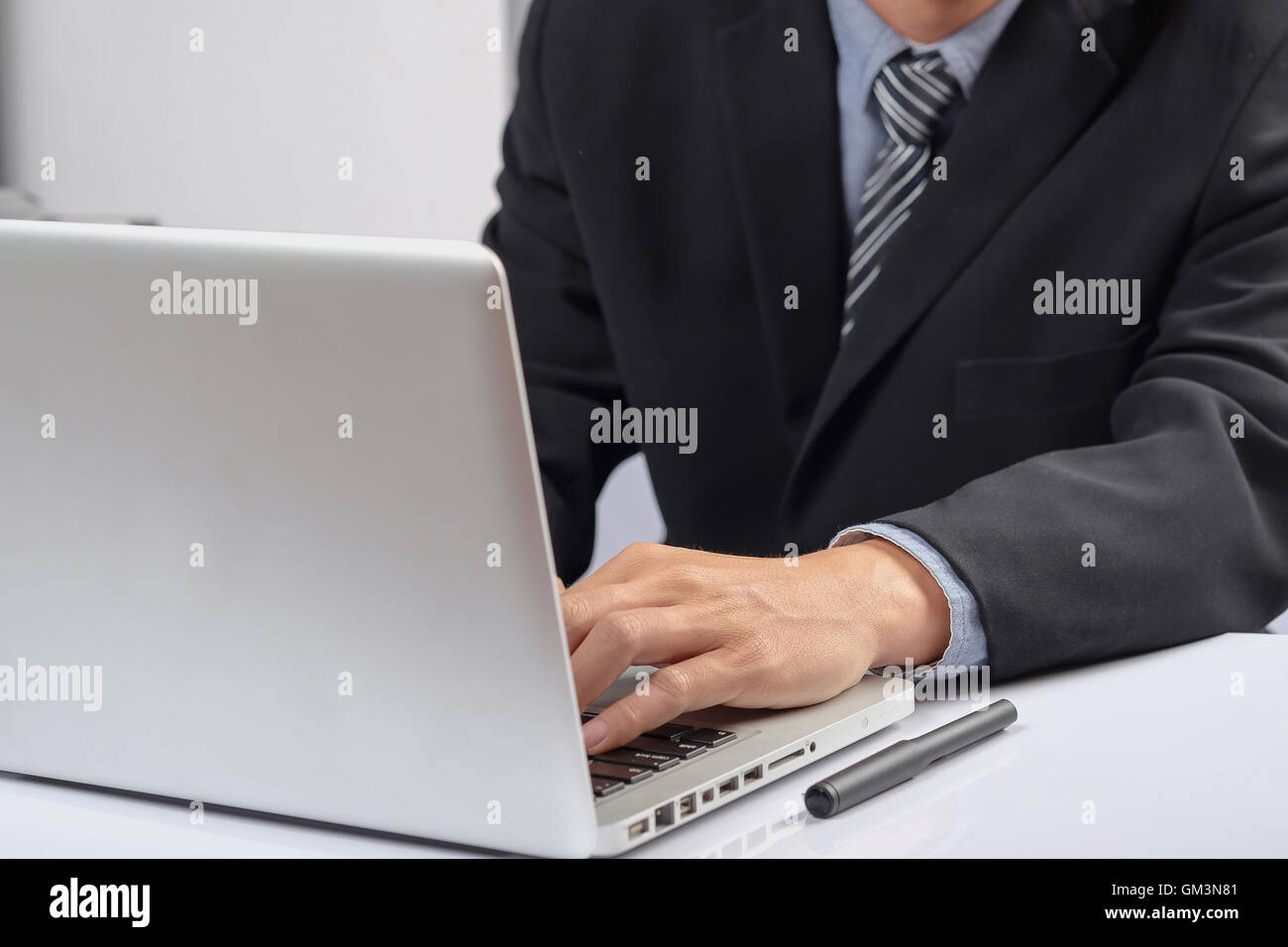 L'homme d'affaires mains tapant sur un clavier PC ou ordinateur portable Banque D'Images