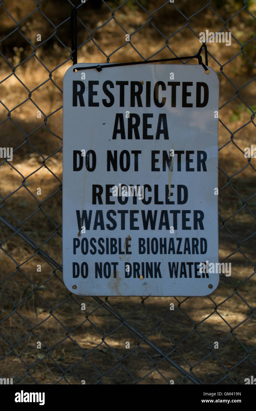 Zone interdite - signe de l'eau des déchets recyclés, biohazard. California USA Banque D'Images