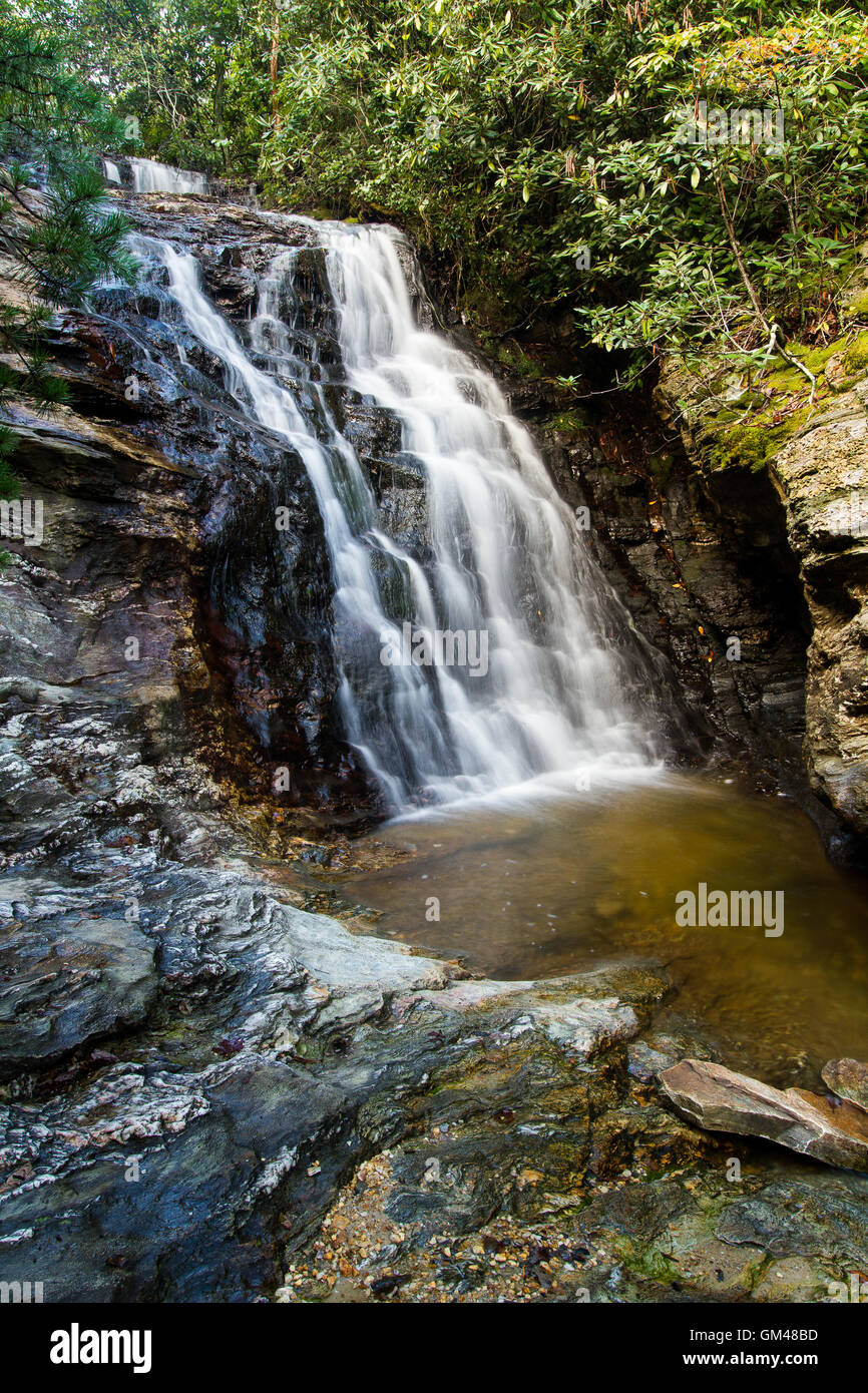 Cascade supérieure à Hanging Rock State Park, NC Banque D'Images