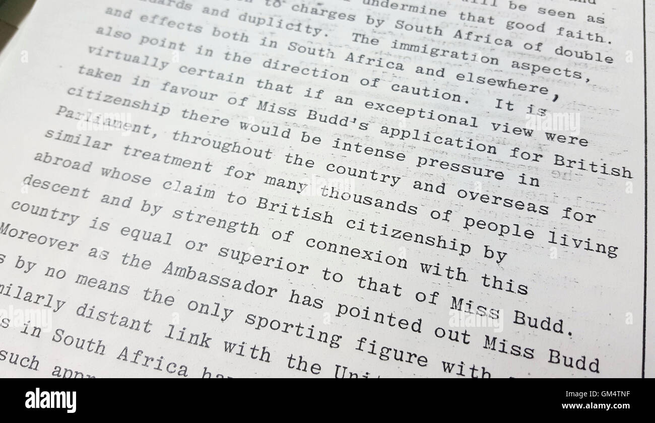 Un extrait d'un document publié par les Archives nationales de Kew, à l'ouest de Londres, qui met en lumière la façon dont une campagne pour accélérer la citoyenneté britannique pour le coureur sud-africain Zola Budd a déclenché une importante rift. Banque D'Images