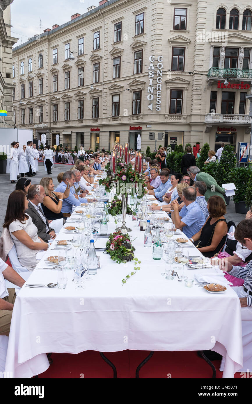 Table à l'événement, longue table - Lange der Tafel Genusshauptstadt Graz Banque D'Images