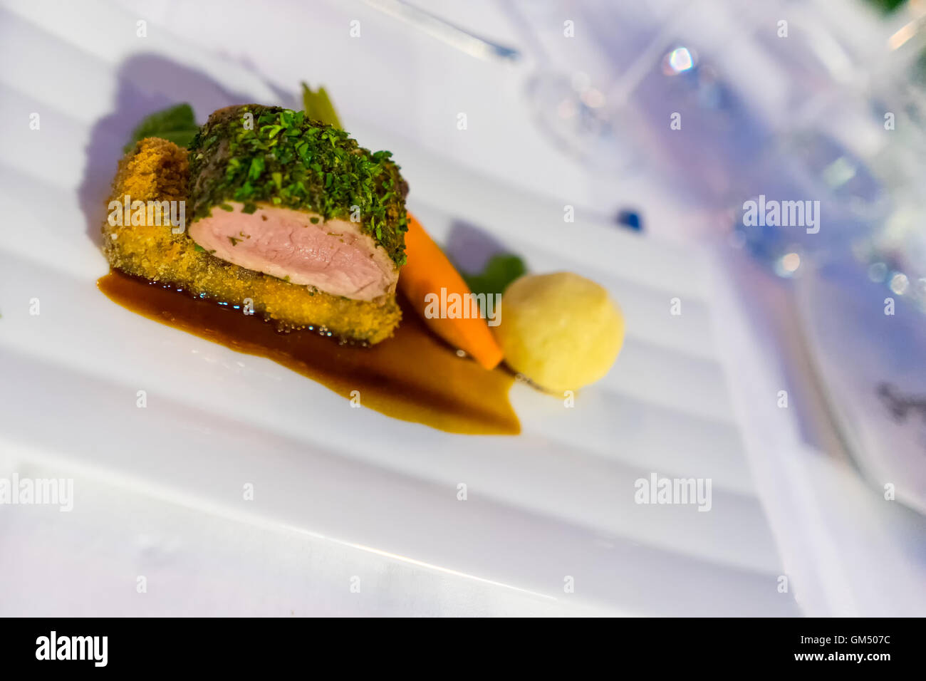 Plat principal avec de la viande à la longue table - Lange der Tafel Genusshauptstadt Banque D'Images