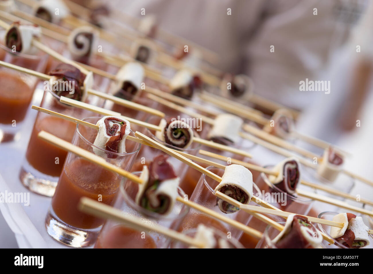 Beaucoup d'entrées avec gaspacho styrienne de boeuf fumé à la longue table - Lange der Tafel Genusshauptstadt Graz Banque D'Images