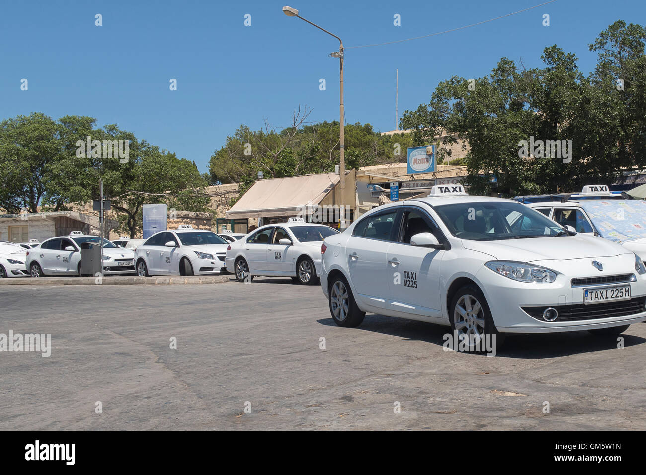 La Valette, Malte 02 AOÛT 2016 : Des taxis sur un stand avant La Valette porte de ville. Banque D'Images