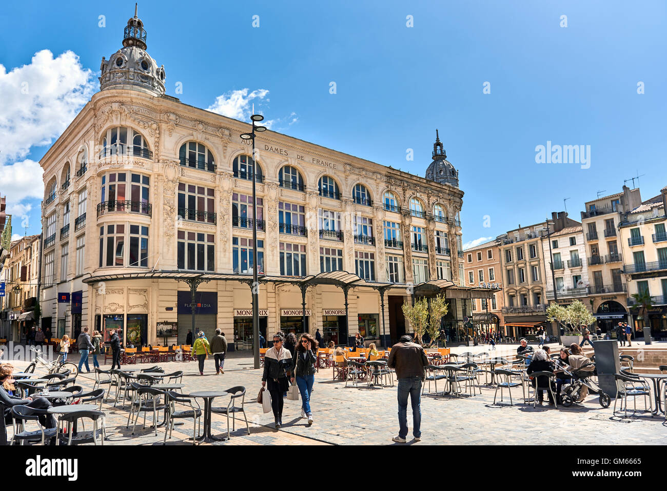 Les gens marcher dans une place centrale à Narbonne Banque D'Images