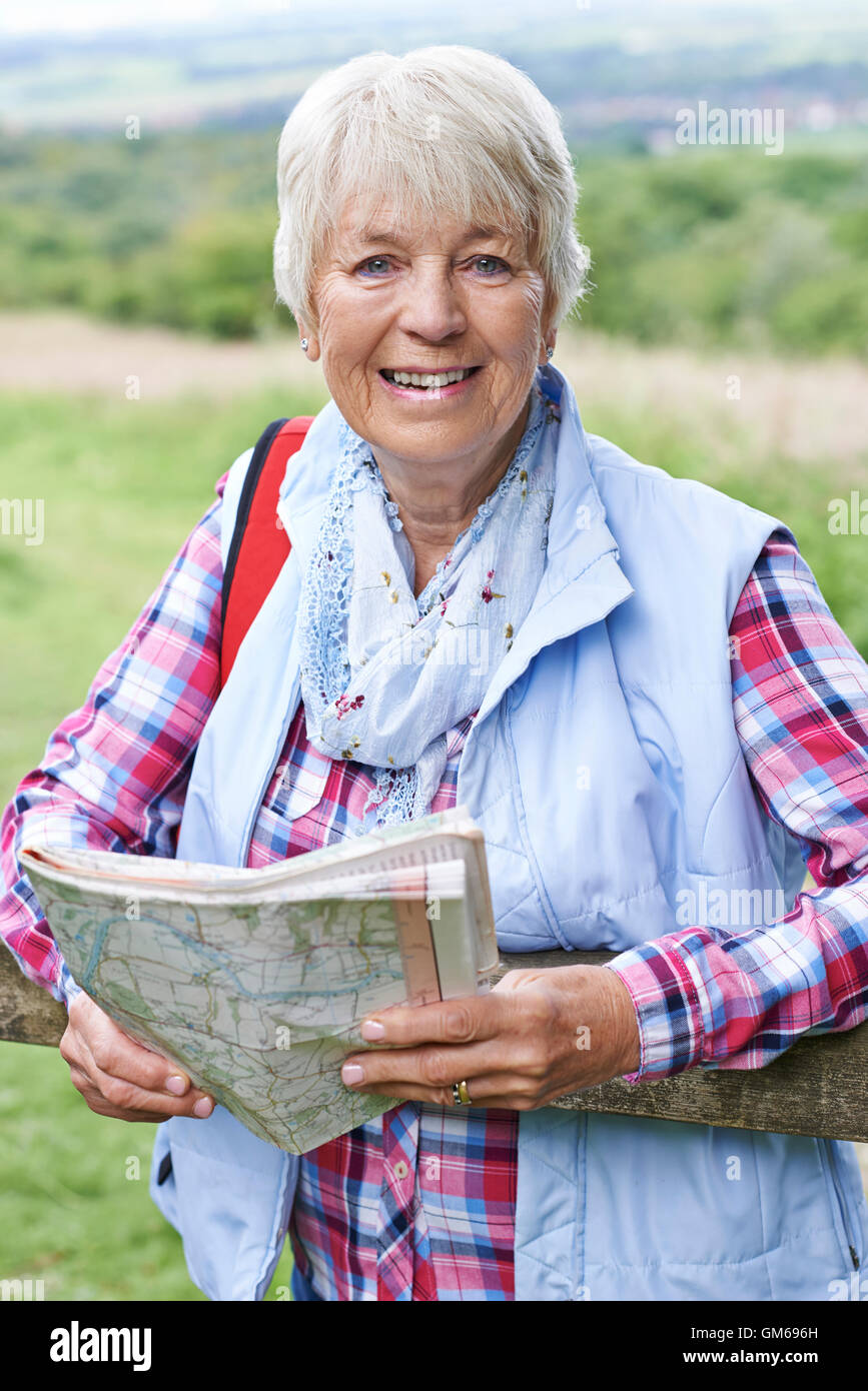 Senior Woman Hiking in Countryside With Map Banque D'Images