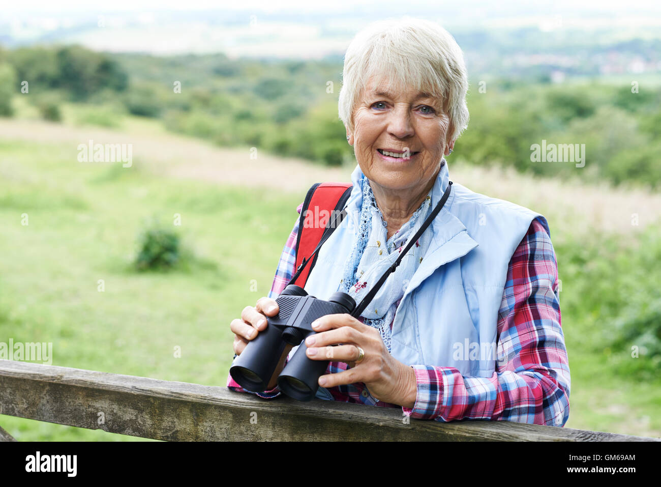 Senior Woman On marche avec des jumelles Banque D'Images