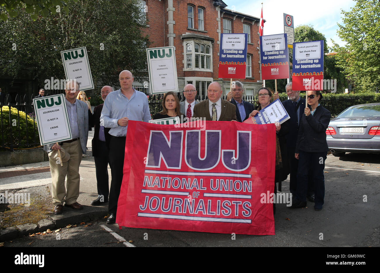 Irlandais Seamus Dooley Secrétaire de la NUJ (centre) conduit une délégation de l'Union européenne à respecter le premier conseiller de l'ambassade de Turquie à Dublin, pour protester contre la répression des médias du pays depuis l'échec de coup d'État militaire. Banque D'Images