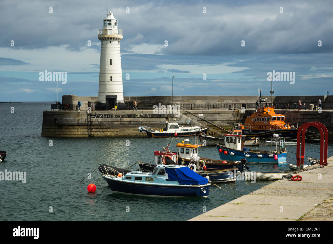 Donaghadee phare et le port. Banque D'Images