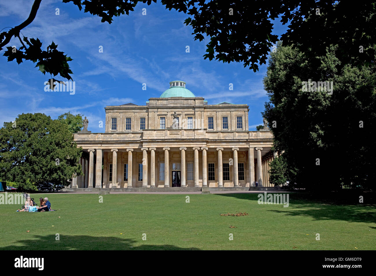 Famille picnicing sur la pelouse en face de Pittville Pump room Cheltenham UK Banque D'Images