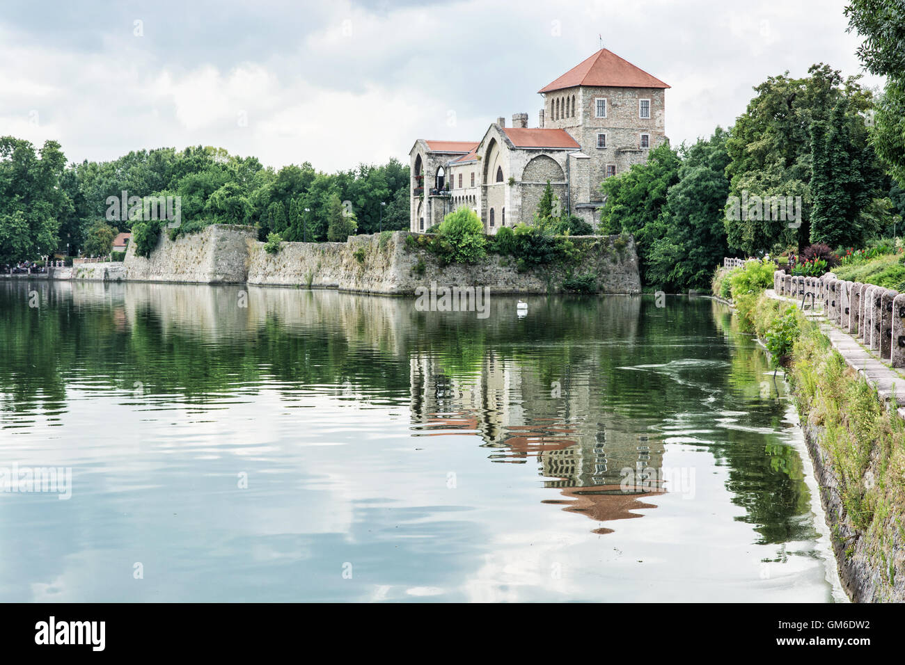 Beau château dans la région de Tata, Hongrie. Destination de voyage. Thème de l'architecture. Bel endroit. Forteresse se reflète dans le lac. Banque D'Images